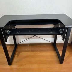 ゲーミングデスクの画像