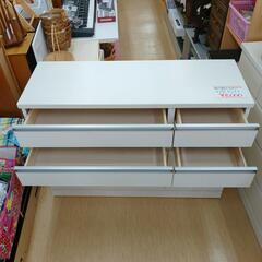 4段チェスト☆株式会社サン☆木製、ホワイトウッド調、柄付き、小傷、オシャレ家具、状態はいいです。【浜村鹿野温泉ICから3分 買取本舗 宮本リサイクル 営業時間9～19時 定休日水曜のみ←連絡できませんm(_ _)m】の画像