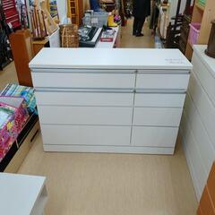 4段チェスト☆株式会社サン☆木製、ホワイトウッド調、柄付き、小傷、オシャレ家具、状態はいいです。【浜村鹿野温泉ICから3分 買取本舗 宮本リサイクル 営業時間9～19時 定休日水曜のみ←連絡できませんm(_ _)m】の画像