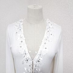 ハロッズ 美品 Vネック長袖ニットカーディガン 花柄モチーフ ビジュー 白色 レディースの画像
