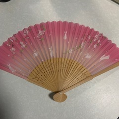 可愛らしいピンクの扇子