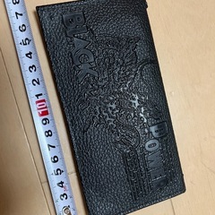 かっこいいめの黒い財布の画像