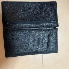 かっこいいめの黒い財布の画像