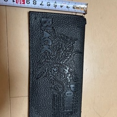 かっこいいめの黒い財布の画像