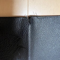 かっこいいめの黒い財布の画像