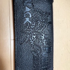 かっこいいめの黒い財布の画像