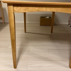 4人掛けダイニングテーブルの画像