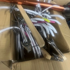 2点セット（ダイソン掃除機・カラーハンガー数百個）の画像
