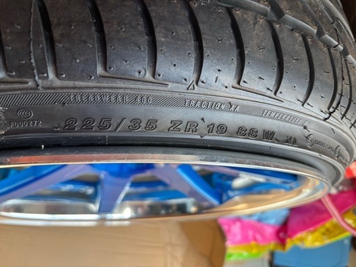 車タイヤホイール