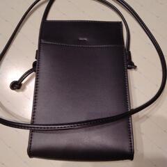 小さめ、黒のバッグ