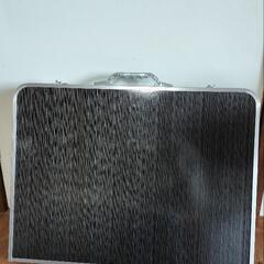 アルミ材折りたたみテーブル　シンプル