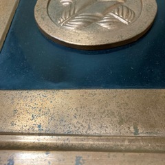 銅製 アンティーク装飾品 家紋　
鷹の羽紋の画像
