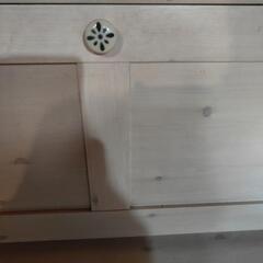 白い折りたたみ式ライティングデスクの画像