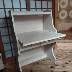 白い折りたたみ式ライティングデスクの画像