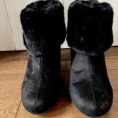 レディース ファー付き黒ブーツ
