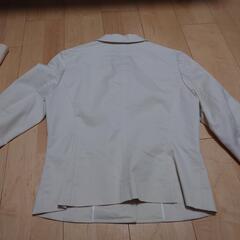 ベージュ　ジャケットの画像