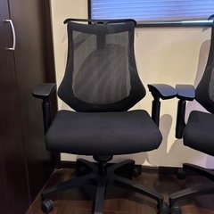 イトーキ オフィスチェア可動肘 メッシュバック ハイバック ハンガー付の画像