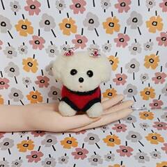 あしあと服着た可愛いマルチーズ　　羊毛の画像