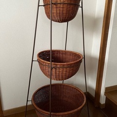 アジアン調アイアン三段カゴ棚の画像