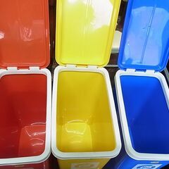 フタ付き　ゴミ箱　ダストボックス　赤青黃　カラフル　分別ペール　青色完売の画像