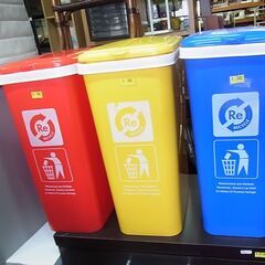フタ付き　ゴミ箱　ダストボックス　赤青黃　カラフル　分別ペール　青色完売の画像