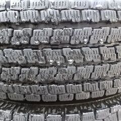 深溝スタッドレス　キャラバン（ハイエース？）１９５　８０R１５　LT　107/105 　2018年後期 （18年43周）7.5から8mm　日産純正鉄ホイール付き　４本セット　ヨコハマ　アイスガード　日産純正鉄ホイール付き　J15　×５　1/2　の画像