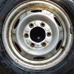 深溝スタッドレス　キャラバン（ハイエース？）１９５　８０R１５　LT　107/105 　2018年後期 （18年43周）7.5から8mm　日産純正鉄ホイール付き　４本セット　ヨコハマ　アイスガード　日産純正鉄ホイール付き　J15　×５　1/2　の画像