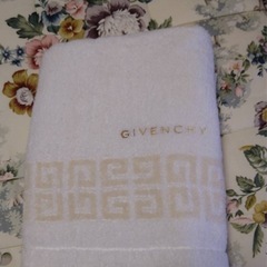 GIVENCHY  
タオル一枚
