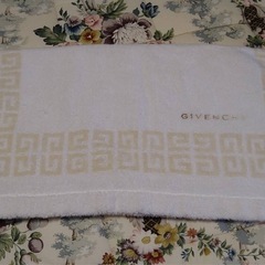 GIVENCHY  
タオル一枚の画像