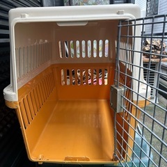犬のキャリーボックスの画像