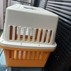 犬のキャリーボックスの画像
