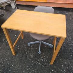 折り畳み簡易デスクと事務椅子の画像