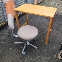折り畳み簡易デスクと事務椅子の画像