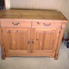 カントリー調　食器棚の画像