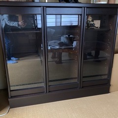 ガラス扉付き書棚の画像