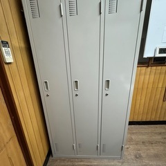 ３人用縦型ロッカー　全て鍵あり　中古美品