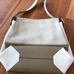 FURLA、レザーバッグの画像