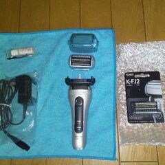 新品替刃付髭剃り超美品付属品、説明書有り。