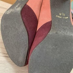 ボルドー×コーラルピンクのパンプスの画像