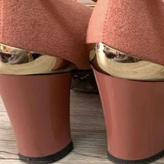 ボルドー×コーラルピンクのパンプスの画像
