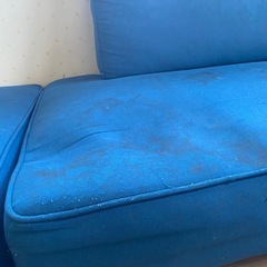 青 ソファ タダでお譲りしますの画像