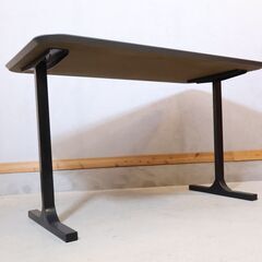 Kanademono(かなでもの)のFENIX × Black Steel スタンディングデスクです。マットな質感で角がR型のスタイリッシュなデザインの天板が魅力。ミーティングテーブルなどにも最適♪の画像