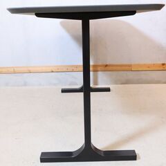 Kanademono(かなでもの)のFENIX × Black Steel スタンディングデスクです。マットな質感で角がR型のスタイリッシュなデザインの天板が魅力。ミーティングテーブルなどにも最適♪の画像