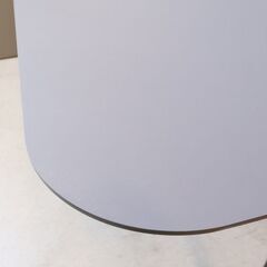 Kanademono(かなでもの)のFENIX × Black Steel スタンディングデスクです。マットな質感で角がR型のスタイリッシュなデザインの天板が魅力。ミーティングテーブルなどにも最適♪の画像