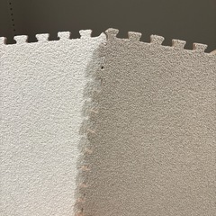 ニトリ起毛ジョイントマットベージュ×ホワイトの画像