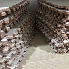 ニトリ起毛ジョイントマットベージュ×ホワイトの画像