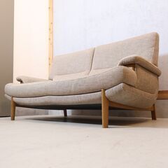 karimoku(カリモク家具)のUU25モデルの2人掛けソファです。シンプルな
