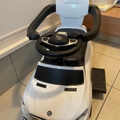 メルセデスベンツ足蹴り車