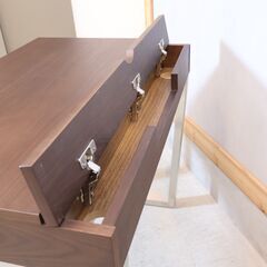 dinos(ディノス)取り扱いのGlan Plus(グランプラス)シリーズ デスクです。ウォールナット材×ステンレスの洗練されたシンプルモダンなデザイン。在宅用のワークデスクとしてもオススメです♪の画像