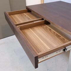 dinos(ディノス)取り扱いのGlan Plus(グランプラス)シリーズ デスクです。ウォールナット材×ステンレスの洗練されたシンプルモダンなデザイン。在宅用のワークデスクとしてもオススメです♪の画像